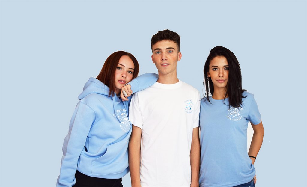 Abbigliamento personalizzato - Felpe e T-shirts per la scuola con il logo stampato